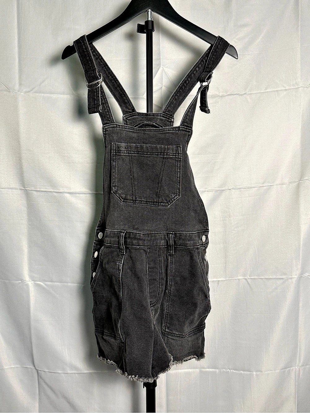 SO Denim Shortalls Denim Overalls Shorts in black/ Gray Size Medium